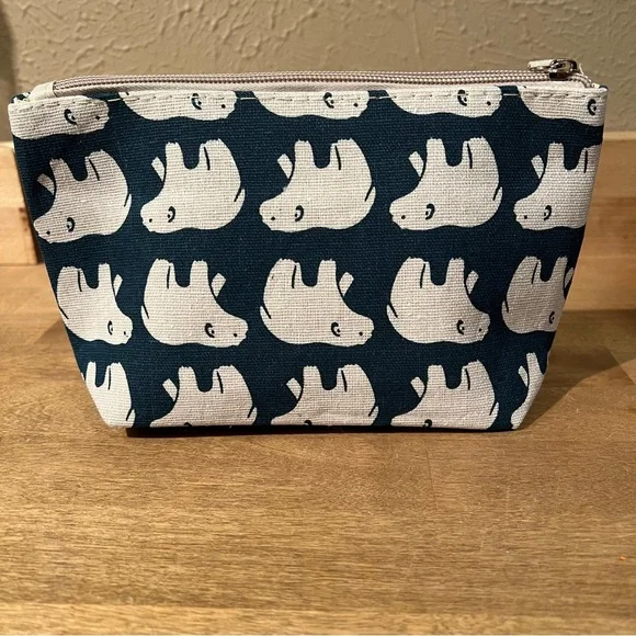 NWT Canvas Makeup Bag With Polar Bear Print - Picture 4 of 4